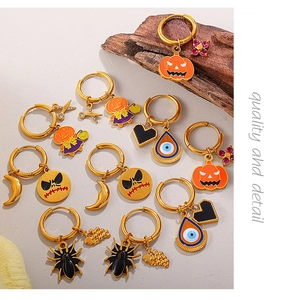Λεπτομερής όψη σκουλαρίκια Halloween με επιχρύσωση 18Κ και πολύχρωμα σχέδια σμάλτου