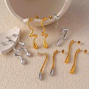 Boucles d'Oreilles Pendantes Fluides Irrégulières en Acier Inoxydable pour Femmes Plaquées Or 18K Minimalistes Asymétriques Style Lave