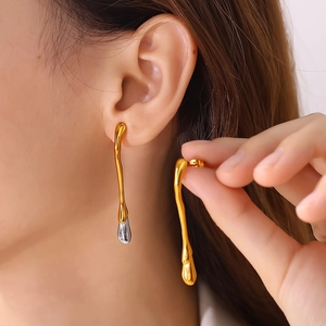 Boucles d'oreilles exagérées plaquées or 18 carats et argent au design fluide