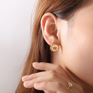 18K gold-plated stainless steel stud earrings featuring a bee motif and white shell inlay