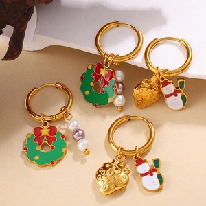 Orecchini in acciaio placcati oro 18K con ciondoli a forma di pupazzo di neve e ghirlanda