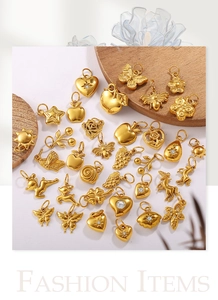 Assortiment détaillé de breloques DIY plaquées or 18 carats avec cœurs, papillons et abeilles