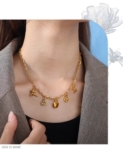 Détail du collier plaqué or 18 carats avec pendentifs de cerf, rose et licorne