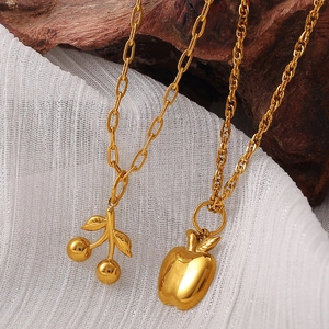 Colliers en acier inoxydable doré 18K avec pendentifs cerise et pomme sur bois sombre