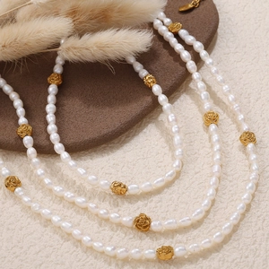 Set collana perle d'acqua dolce barocche con rose placcate oro 18K e design multistrato