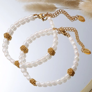Bracciale a doppio strato in perle d'acqua dolce con rose dorate su base a specchio