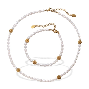 Set collana e bracciale con perle d'acqua dolce barocche e acciaio inossidabile placcato 18K