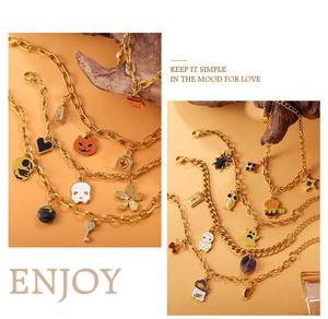 Detail van 18K vergulde armbanden met Halloween bedeltjes van emaille zoals spoken