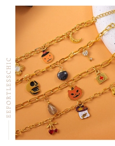Detail van 18K vergulde kettingarmbanden met Halloween-geest- en pompoenbedeltjes