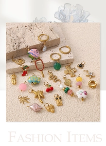 Collection détaillée de pendentifs DIY plaqués or 18 carats aux motifs variés