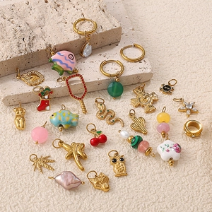 Collection de breloques DIY plaquées or 18K avec pierres colorées et émail varié