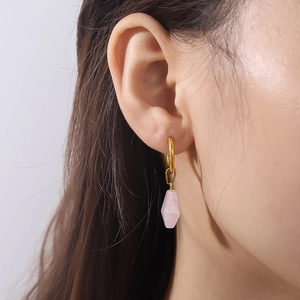 Élégante boucle d'oreille créole plaquée or 18 carats avec pendentif quartz rose