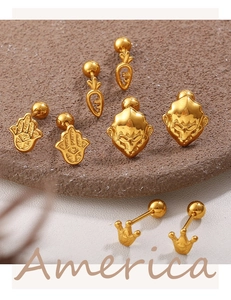 Detail von 18K vergoldeten Edelstahl-Ohrsteckern mit Kronen- und Hand der Fatima-Motiven