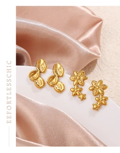 Detailansicht der 18K vergoldeten unregelmäßigen Blüten- und Blumenohrstecker für Damen