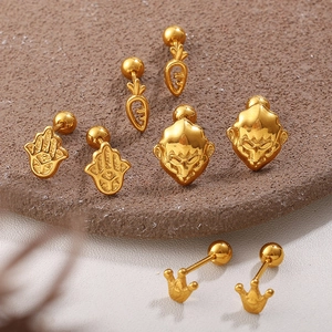 Set mit vier 18K vergoldeten Edelstahl-Ohrsteckern in Kronen- und Hamsa-Hand-Form