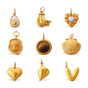 Série de neuf pendentifs dorés incluant banane, avocat, pièces et formes de cœur
