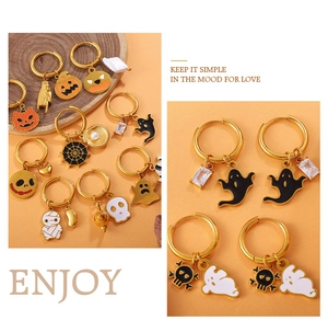 Detail van Halloween ringoorbellen met kleurrijke emaille hangers van pompoen en spook