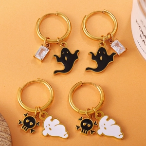Halloween spook en schedel oorbellen met gouden ringen en zirkoon op oranje achtergrond