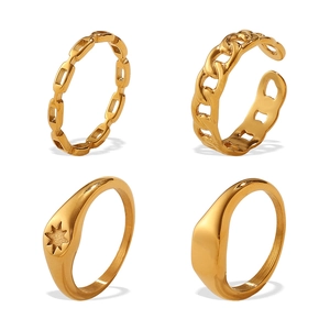 Set van vier 18K goudvergulde roestvrijstalen ringen met gesneden en minimalistische ontwerpen