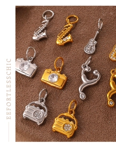 Dettaglio di vari ciondoli in miniatura stile hip hop in oro e argento lucido