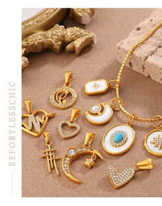 Detailansicht goldener Vintage-Anhänger mit Türkis und Strass auf einer Schlangenkette