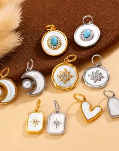 Assortimento di ciondoli oro e argento con motivi a stella, luna e cuore per collane