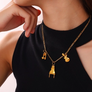 Collana Figaro dorata stile punk con ciondoli a chitarra elettrica e nota