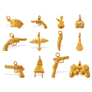 Collezione di ciondoli hip hop placcati in oro con pistola giocattolo, carte e chitarra