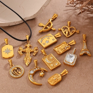 Luxuriöse goldene Charms-Set mit Herz, Stern, Mond und Eiffelturm-Anhänger mit Zirkonia