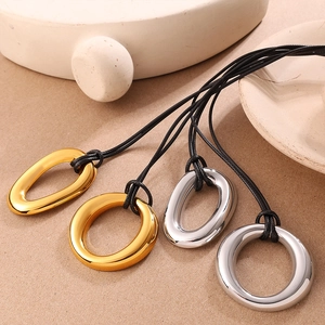 Collares con colgantes geométricos minimalistas con anillos de oro y plata en cordón negro