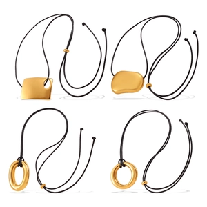 Collar con colgante geométrico dorado y cordón negro para un estilo moderno y minimalista