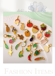 Collection de breloques de légumes en émail coloré sur assiette avec anneaux dorés