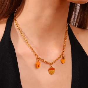 Collier en acier doré avec pendentifs de légumes d'automne et de glands