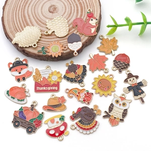 Détail de breloques en émail pour Thanksgiving avec feuilles d'automne, renards et dindes