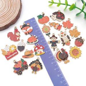 Détail des breloques émaillées de Thanksgiving avec règle pour bijoux DIY