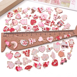 Set aus rosa und roten Emaille-Anhängern für Valentinstag DIY Schmuck mit Herzen und Bären