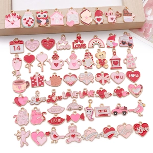 Flachbild von Valentinstag-Emaille-Anhängern mit rosa und roten DIY-Schmuckdesigns