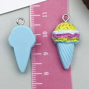 Vues avant et arrière de pendentifs glace en résine avec règle pour mesurer la taille