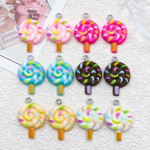 Vue détaillée de 12 pendentifs sucettes en résine spirale pour la création de bijoux DIY