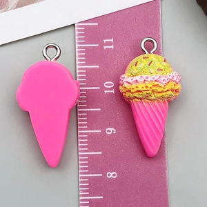 Vue détaillée des breloques cornet de glace en résine avec règle pour bijoux DIY