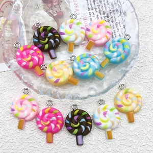 Vue de 12 breloques sucettes spirales en résine colorée avec anneaux métalliques pour bijoux DIY