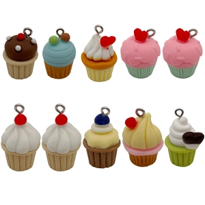 Set van 10 kleurrijke hars cupcake bedeltjes met metalen lussen voor DIY sieraden