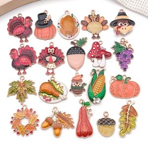 Lot détaillé de 19 breloques d'automne avec motifs de dinde, citrouille et feuilles en émail
