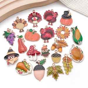 Vue détaillée de breloques de Thanksgiving avec motifs de dinde, citrouille et feuille d'érable