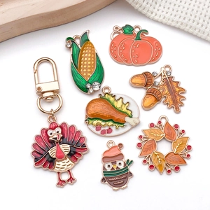 Détail des breloques de dinde de Thanksgiving avec revêtement en émail coloré précis