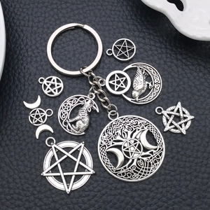 Set de colgantes de plata antigua con pentagrama luna y lobo en fondo de cuero negro