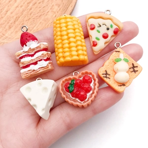 Miniatuur hars voedsel bedeltjes zoals taart en pizza voor DIY sieraden en een sleutelhanger