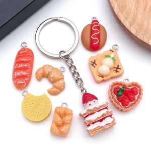 Set van 8 realistische 3D-voedsel sleutelhangers met mini-croissant en hotdog charms