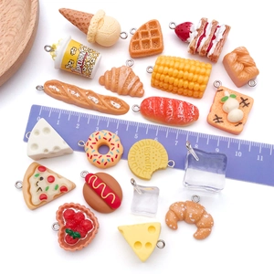 DIY voedselbedeltjes van hars met croissants en gebak voor sieraden en sleutelhangers