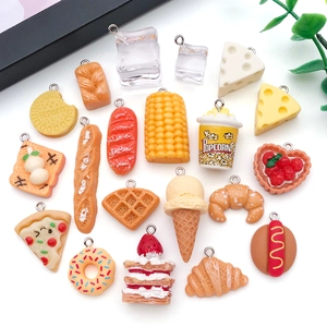 Detail van hars voedsel bedeltjes met mini cake voor doe-het-zelf sieraden accessoires